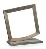 Mauro Staccioli, Equilibrio sospeso, sculpture en acier patiné sur socle en bois peint