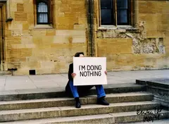 Endre Tót, I am Doing Nothing, 1980-1991, farebná fotografia