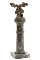 Salvator Dali, Dvojitá Niké, okolo 1970, bronz, mramor