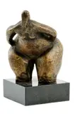 Paľo Tóth, Zohnutá žena, okolo 1970, bronz, mramorový podstavec