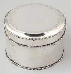 Zilveren koektrommel, rond, Rond model met parelrand en voorzien van florale gravure op de deksel, welke scharnierend is