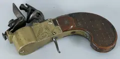 Zeldzame vroeg 19e eeuwse tondeldoos & pistool ca, geweer, 1800 van brons met gravering en originele houten kolf 13cm