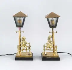2x Lampje, man/vrouw, Twee messing tafellampen, voorstellend een man en vrouw zittend op een hek bij een lantaarn, op marmeren voet