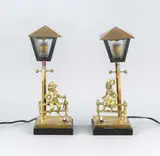 2x Lampje, man/vrouw, Twee messing tafellampen, voorstellend een man en vrouw zittend op een hek bij een lantaarn, op marmeren voet