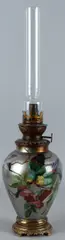 beschilderd by Tafel petroleumlamp ca, 1900 met prachtig handgeschilderd decor van vlinders en papegaaien (keramiek) 45xø11cm, sold Oct 2014