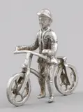 Zilveren miniatuur, loopfiets, Zilveren (835/000) miniatuur van een man op loopfiets, Nederlands gekeurd