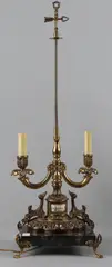 Staande lamp, bronzen voet, Oude bronzen stalamp met zwart marmeren voet, staand op leeuwepoten 2e helft 20e eeuw
