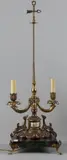 Staande lamp, bronzen voet, Oude bronzen stalamp met zwart marmeren voet, staand op leeuwepoten 2e helft 20e eeuw
