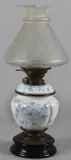 Porseleinen petroleumlamp ca, geëtste kap, Terracotta voet met brons