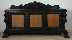 Monumentale Neo-Renaissance 3-deurs dressoir ca, beelden zijkanten, 1920, Notenfineer met bewerkt beukenhout