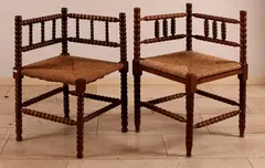 2 Stoelen, biezen zitting, Twee Hollandse stoelen met biezen zitting; 1x eikenhout geribbeld 1e helft 20e eeuw en 1x iepenhout ca
