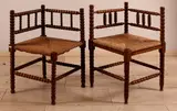 2 Stoelen, biezen zitting, Twee Hollandse stoelen met biezen zitting; 1x eikenhout geribbeld 1e helft 20e eeuw en 1x iepenhout ca