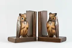 2 Boekensteunen, uilen, Twee boekensteunen 1e helft 20e eeuw met geheel uit hout gesneden uitlje (glazen ogen) staand op een boek 17,5x15x9cm