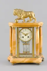 Grote Franse pendule met 4 zuilen ca, 4 zuilen, 1890 van okerkleurig marmer met bronzen leeuw