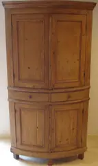 Vuren hoekkast, rond, Halfronde hoekkast 19e eeuw van geloogd vurenhout in redelijke staat met 4 deuren en 2 lades 205x71x63cm