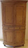 Vuren hoekkast, rond, Halfronde hoekkast 19e eeuw van geloogd vurenhout in redelijke staat met 4 deuren en 2 lades 205x71x63cm