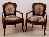 Twee armleunstoelen ca, Petit Point, 1900 in Louis Quinze stijl met Petit-Point stoffering van beukenhout (mahonie gekleurd)