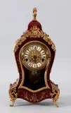 Boulle klokje, Franse stijl, Boulle klokje in Franse stijl met diverse bronskleurige ornamenten
