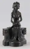 Houten beeld, Balinese dame, Tropisch houten beeld van een Balinese dame zittend op ballustrade, gemaakt van jati hout 27x15x9cm