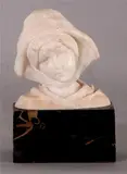 Marmeren buste, vrouw, Borstbeeldje van speksteen/alabaste, op marmeren voet ca