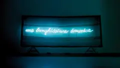 Mario Merz, Una lunghissima domenica, 1988, iron support, wire mesh and neon