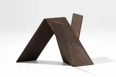 Sin título by John Castles, 1979, Escultura en hierro oxidado. Ejemplar de 50, sold Jul 2026
