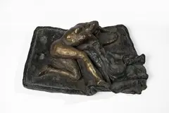 Darío Morales, Mujer desnuda tumbada sobre un colchón, 1986, Bronce. Ejemplar 1 de 8
