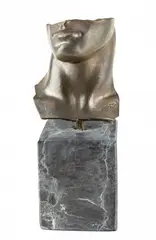 Portrait d'homme (Portret mężczyzny) by Igor Mitoraj, brąz patynowany, sold Oct 2025