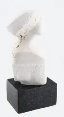Kornel Arciszewski, O poranku, 2019, 2019, trawertyn, czarny granit