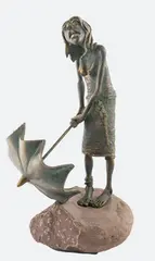 Marek Czarnecki, Dziewczyna z parasolką, 2000 r., 2000, brąz, kamień