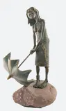 Marek Czarnecki, Dziewczyna z parasolką, 2000 r., 2000, brąz, kamień