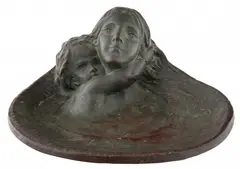 Wacław Bębnowski, Patera „Macierzyństwo”, 1913 r., 1913, ceramika, polewa szaro-zielona