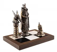 Tomasz Sętowski, Gambit, brąz, podstawa drewniana z płytkami ceramicznymi, 29