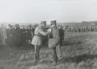 Herni Manuel, PIłsudski dekoruje Krzyżem Virtuti Militari Marszałka Francji Ferdinanda Focha, 1921 r., 1921, fotografia, autorska, odbitka żelatynowo-srebrowa