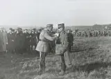 Herni Manuel, PIłsudski dekoruje Krzyżem Virtuti Militari Marszałka Francji Ferdinanda Focha, 1921 r., 1921, fotografia, autorska, odbitka żelatynowo-srebrowa