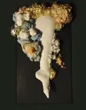 Aleksandra Koper, Narodziny Afrodyty, 2018, gips ceramiczny i pianka montażowa malowane i złocone na płycie