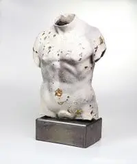 Mariusz Dydo, Marsjasz z cyklu "Fantomy", 2017, 2017, ceramika szkliwiona (kilkoma rodzajami szkliw), złocona