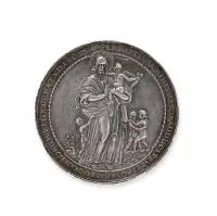 Johann Höhn Starszy, Medal religijny, 2 poł. XVII w. Na awersie: św. Józef z Dzieciątkiem na ręku w otoczeniu trojga dzieci, wokół napis: HISEGO COELORUM REGNA BEATA DA 50/PER BAPTISMA MIHI PUEROS ADDUCITE VESTROS; rewers: Chrzest w Jorda