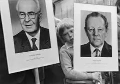 Juraj Bartoš, Z cyklu Prvý máj, 1986, čiernobiela fotografia