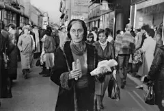 Juraj Bartoš, Z cyklu Obchodná ulica, 1985, čiernobiela fotografia