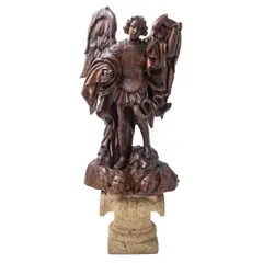 San Miguel Arcángel, MÉXICO, SIGLO XX, Talla en madera, acabado entintado color marrón; se incluye base de piedra