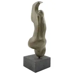 Pedro Cervantes, Niké, 1980, Escultura en bronce en base de piedra volcánica