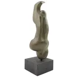 Pedro Cervantes, Niké, 1980, Escultura en bronce en base de piedra volcánica