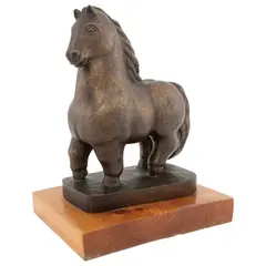 Oliverio Martínez, Untitled, Escultura en bronce en base de madera