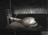 David Manzur, Laúd roto, 1999, Grabado en aguafuerte y punta seca sobre papel intervenido con carboncillo y sanguina.