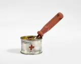 Joseph Beuys, Objekt zum Schmieren und Drehen, Blechdose (Höhe: 3,8cm; Durchmesser: 5,5cm) mit rotem Kreuz (Ölfarbe) und Schmierfett, dazu Schraubenzieher (Länge: 13cm)