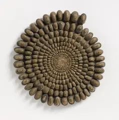 Steinzeitkreissäge Junior oder Meditationsmandala by Mary Bauermeister, Steinpyramiden auf Spanplatte, sold Nov 2016