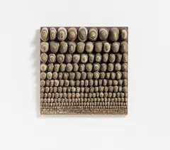 "Progression" by Mary Bauermeister, 12 Reihen Steinpyramiden auf violett gestrichener Hartfaserplatte, sold Nov 2016