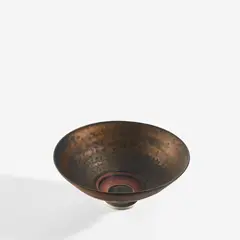 Lucie Rie, Footed bowl, circa 1972, Porcelain, golden manganese glaze with terracotta well