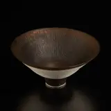 Lucie Rie, Footed bowl, circa 1978, Porcelain, golden manganese glaze with radiating inlaid and sgraffito design